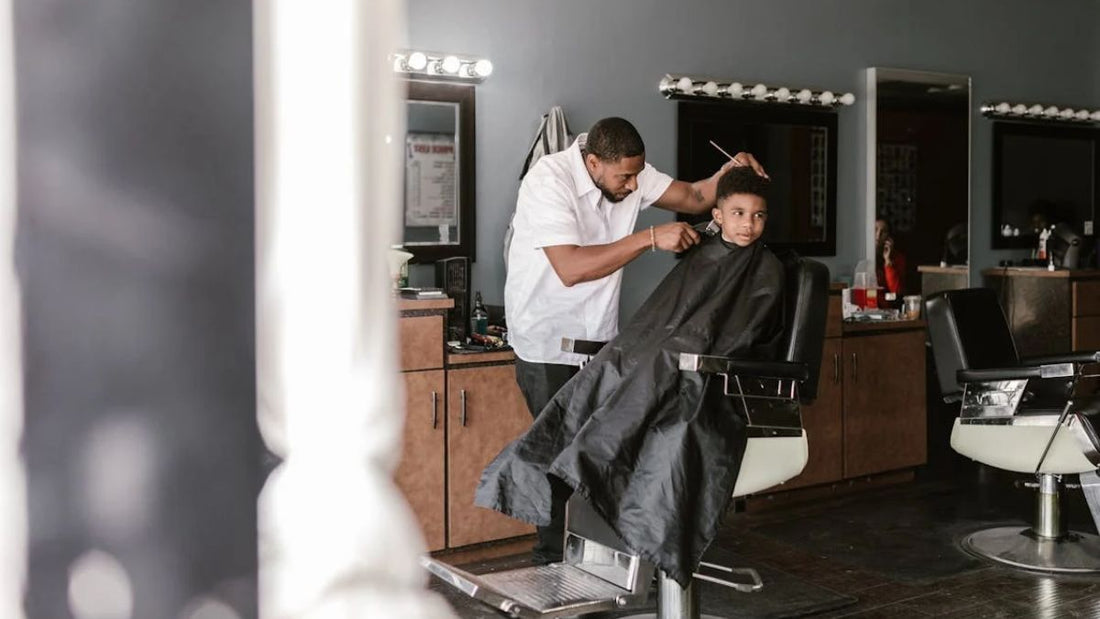 homem cortando cabelo de crianca