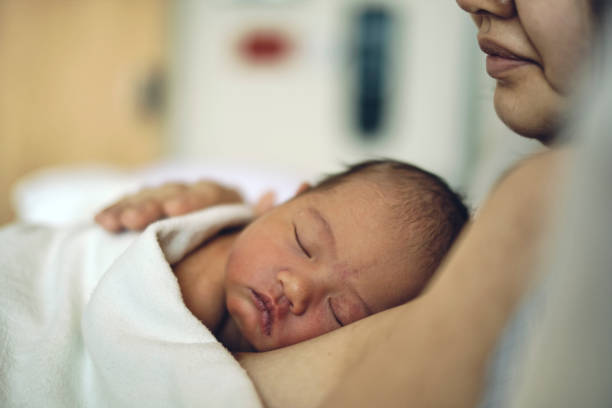 Amamentação nos primeiros dias: as dúvidas que quase ninguém explica antes do bebê nascer