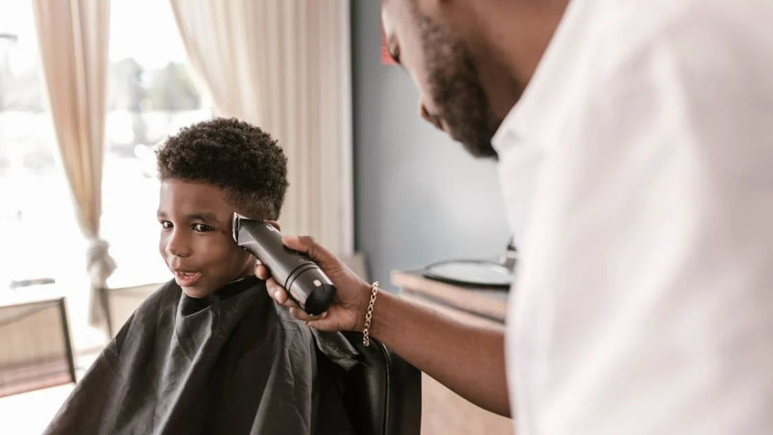 menino cortando o cabelo