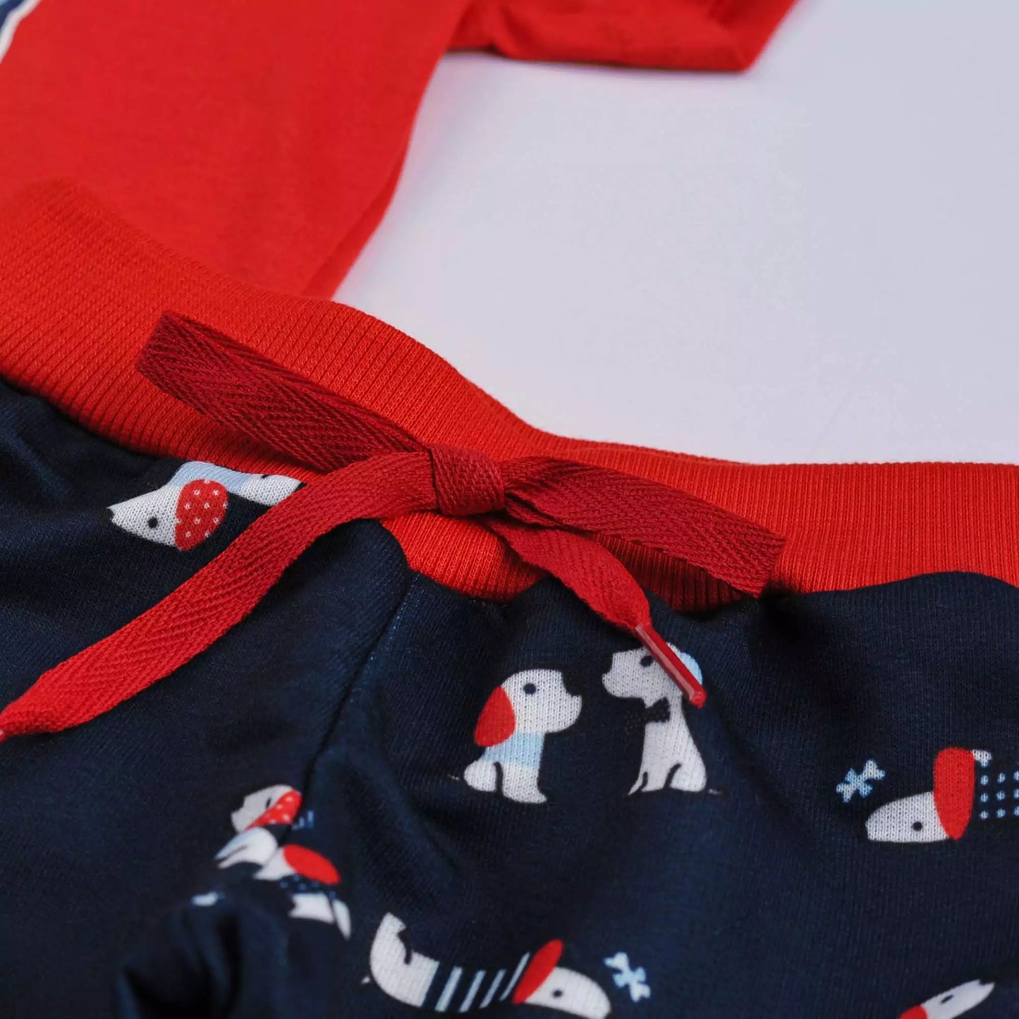 Conjunto de Verão Bebê Menino Blusa Vermelha Cachorrinho e Short Marinho
