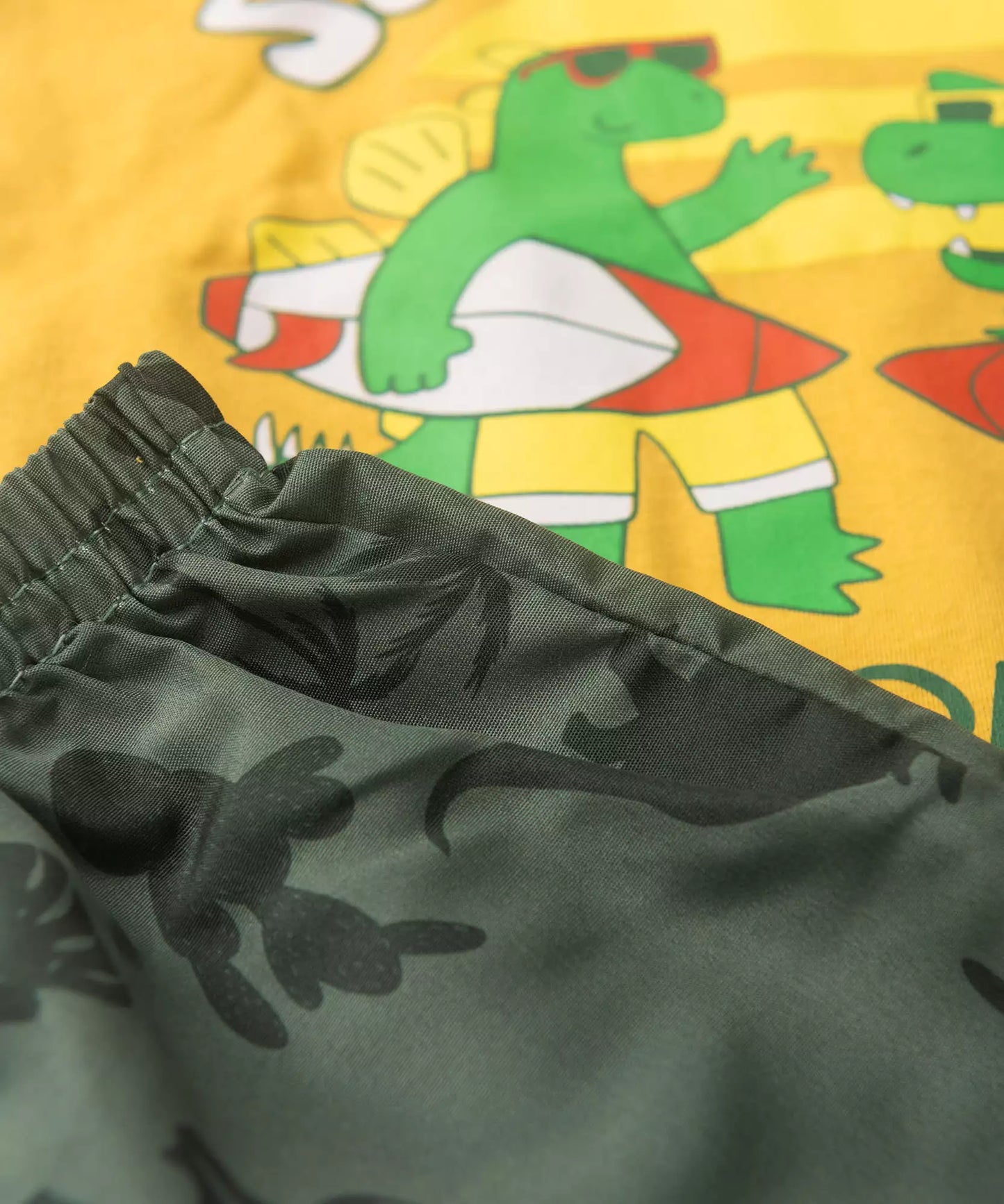 Conjunto de Verão Menino Surfer Dino Amarelo