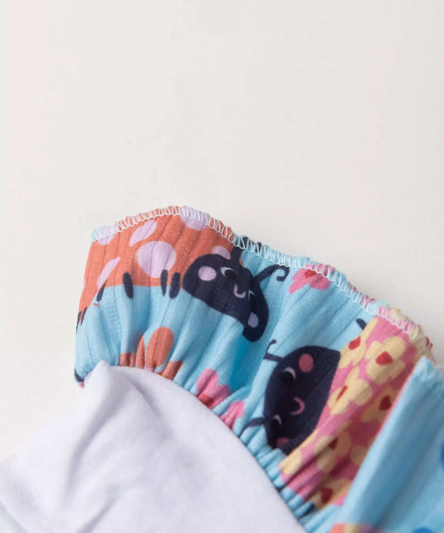 Conjunto de Verão para Menina Joaninha no Jardim Branco