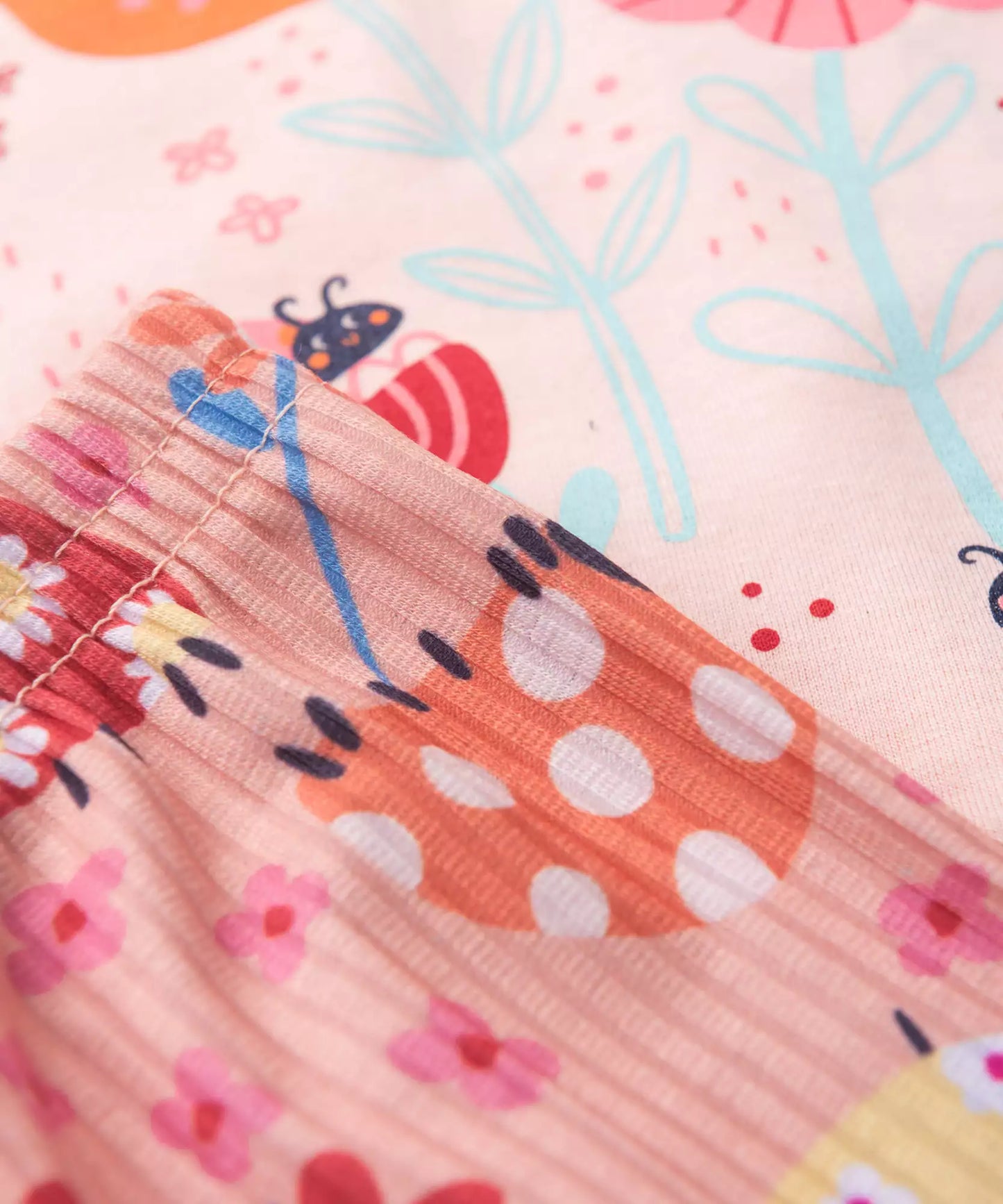 Conjunto de Verão para Menina Joaninha no Jardim Salmão