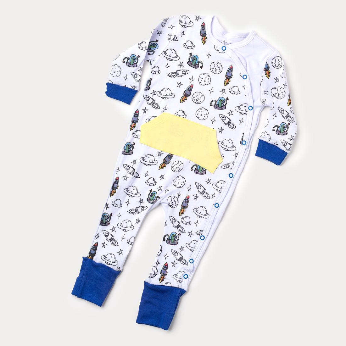 Macacão de Bebê Menino em Suedine Branco com Pé Reversível e Bolso
