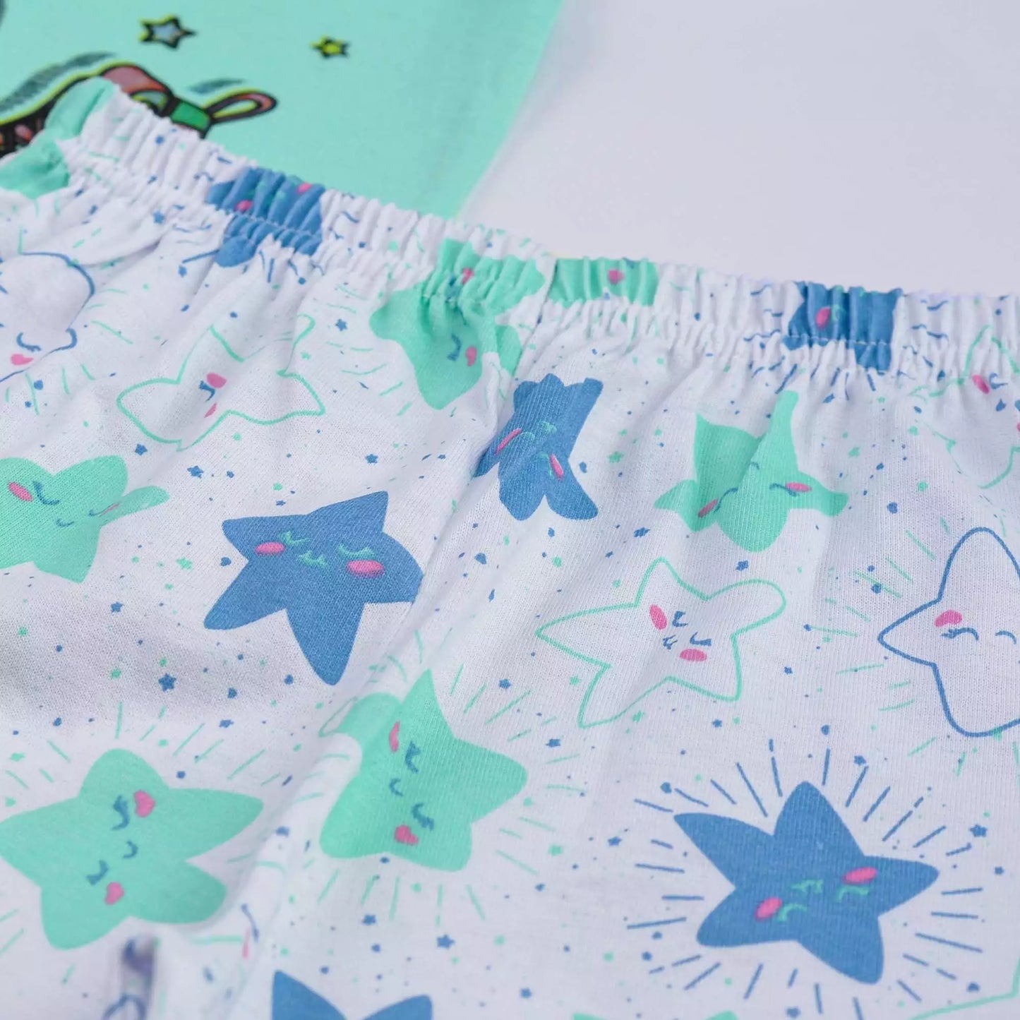 Pijama de Verão Infantil Feminino Blusa Verde Patins e Short Branco Estrela